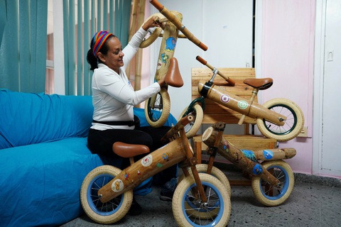 Xe đạp tre tràn xuống đường phố Cuba - Ảnh 2. Nayvis Diaz, người sáng lập Velo Cuba, nói với Reuters: "Có 28 loài tre ở Cuba. Trong đó có 2 - 3 loại có thể dùng tạo ra những chiếc xe đạp này". Trong ảnh: Diaz trưng bày mô hình xe đạp tre trong văn phòng - Ảnh: Reuters