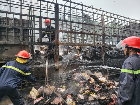 Xe tải chở hàng đang chạy trên đường bốc cháy dữ dội - Ảnh 2. Toàn bộ hàng hóa trên xe hư hỏng hoàn toàn do lửa thiêu rụi - Ảnh: H.A.