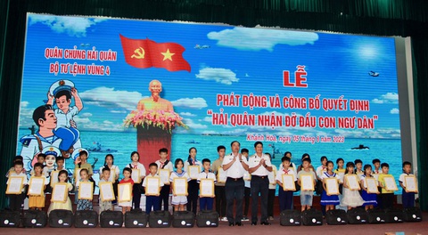 Hải quân nhận đỡ đầu con ngư dân 4 tỉnh Nam Trung Bộ - Ảnh 1. 35 con em ngư dân được lực lượng hải quân nhận đỡ đầu - Ảnh: MINH CHIẾN