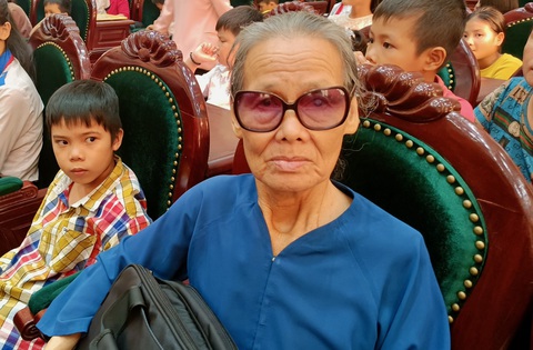 Hải quân nhận đỡ đầu con ngư dân 4 tỉnh Nam Trung Bộ - Ảnh 5. Em Nguyễn Võ Vụ Hạo cùng bà ngoại tại chương trình "Hải quân nhận đỡ đầu con ngư dân" - Ảnh: MINH CHIẾN