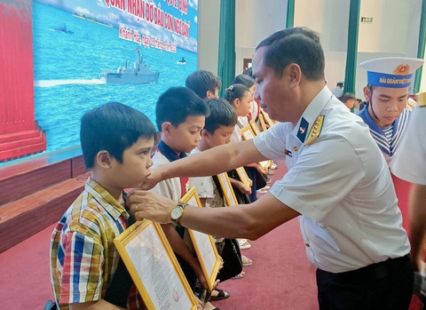Hải quân nhận đỡ đầu con ngư dân 4 tỉnh Nam Trung Bộ - Ảnh 2. Các con em ngư dân được hỗ trợ 1 triệu đồng/tháng - Ảnh: MINH CHIẾN