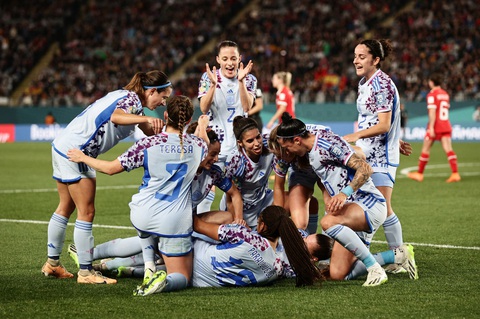 'Vùi dập' Thụy Sĩ 6-1, Tây Ban Nha vào tứ kết World Cup nữ 2023 - Ảnh 1. Niềm vui của tuyển nữ Tây Ban Nha sau khi ghi bàn vào lưới Thụy Sĩ - Ảnh: REUTERS