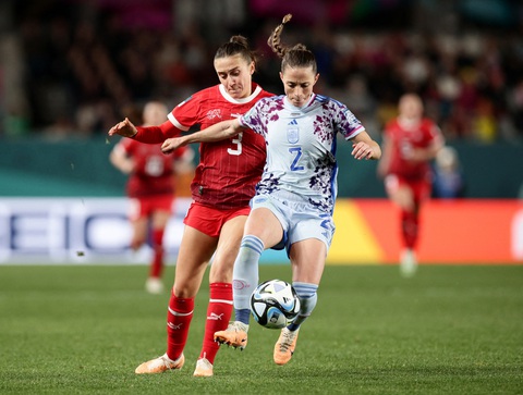 'Vùi dập' Thụy Sĩ 6-1, Tây Ban Nha vào tứ kết World Cup nữ 2023 - Ảnh 3. Dù rất cố gắng nhưng tuyển nữ Thụy Sĩ (áo đỏ) không thể gây bất ngờ trước Tây Ban Nha - Ảnh: REUTERS