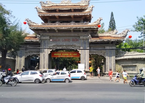 Thiếu bãi đỗ xe tham quan chùa Long Sơn Nha Trang, phải chờ doanh nghiệp trả đất - Ảnh 1. Chùa Long Sơn và tượng Phật trắng trên đồi Trại Thủy là điểm tham quan du lịch nổi tiếng của Nha Trang, Khánh Hòa - Ảnh: PHAN SÔNG NGÂN