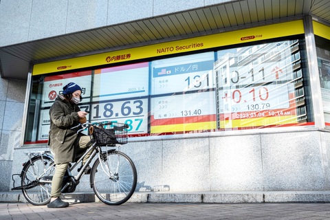 Hạ bậc tín dụng Mỹ, châu Á âu lo - Ảnh 1. Bảng thông báo tỉ giá đồng USD tại Tokyo, Nhật Bản - Ảnh: AFP
