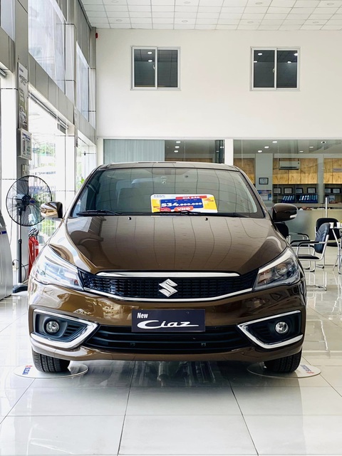 Tin tức giá xe: Suzuki Ciaz giảm kỷ lục 120 triệu đồng, xe hạng B rẻ như hạng A - Ảnh 2. Suzuki Ciaz đang bán ở Việt Nam là phiên bản nâng cấp giữa vòng đời (facelift) ra mắt năm 2020. Đến đầu năm 2022, xe nhận một số thay đổi nhẹ ở ngoại hình với bộ tem thể thao ở hông. Các trang bị ngoại thất khác vẫn giữ nguyên: đèn chiếu sáng LED, mâm đa chấu 16 inch. Xe được dán phim cách nhiệt sẵn ngay từ nhà máy - Ảnh: Đại lý Suzuki/Facebook