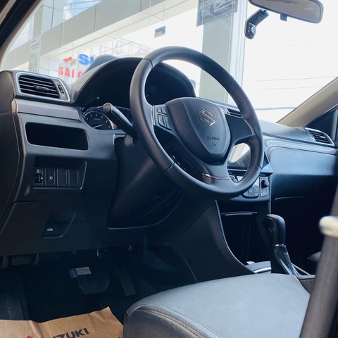Tin tức giá xe: Suzuki Ciaz giảm kỷ lục 120 triệu đồng, xe hạng B rẻ như hạng A - Ảnh 4. Bên trong, xe có màn hình Android 9 inch kết hợp camera hành trình trước/sau của Vietmap được gắn sẵn. Camera hành trình này được tích hợp các tính năng cảnh báo lệch làn, nhắc nhở xe phía trước di chuyển, cảnh báo giao thông hay khoảng cách tới xe phía trước - Ảnh: Đại lý Suzuki/Facebook