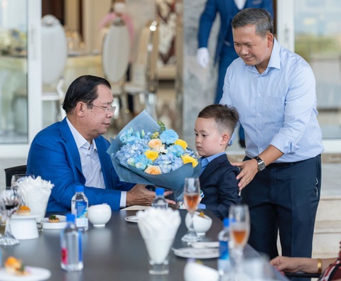 Ông Hun Manet (phải) đăng ảnh cháu trai tặng hoa mừng sinh nhật ông Hun Sen - Ảnh: Facebook Ông Hun Manet (phải) đăng ảnh con trai tặng hoa mừng sinh nhật ông nội Hun Sen - Ảnh: Facebook