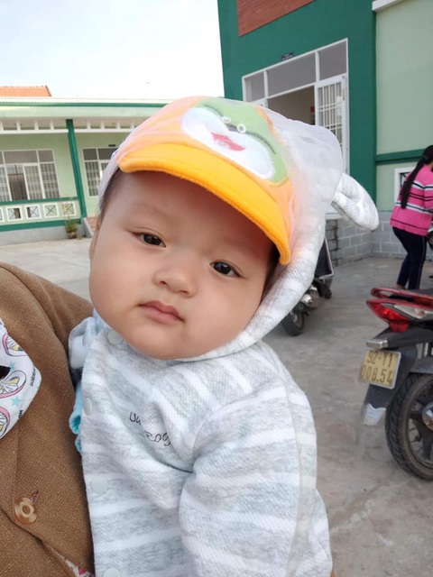 Có một niềm vui mang tên "đưa con đi tiêm chủng" - Ảnh 2. Trong dịp con đi tiêm chủng lúc 1 tuổi - Ảnh: L.Đ.L.