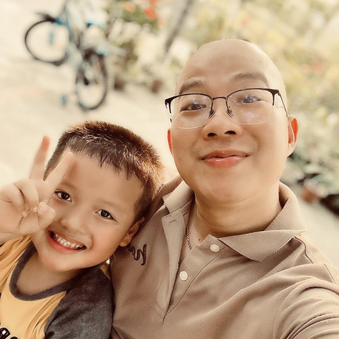 Có một niềm vui mang tên "đưa con đi tiêm chủng" - Ảnh 1. Hai bố con tôi với nụ cười hoan hỷ trong những dịp bên nhau - Ảnh: L.Đ.L.