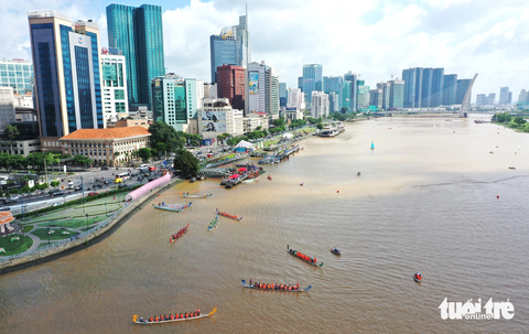 Sôi động tranh tài đua thuyền tại Lễ hội Sông nước TP.HCM - Ảnh 9. Hình ảnh trung tâm TP.HCM bên phố bên sông nhìn từ trên cao ngày càng đẹp và được quy hoạch tươm tất, chỉn chu, hài hòa
