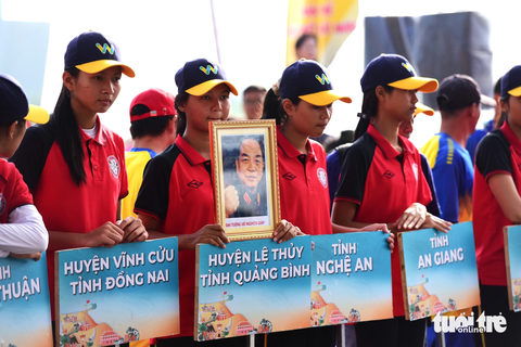 Sôi động tranh tài đua thuyền tại Lễ hội Sông nước TP.HCM - Ảnh 12. Nhiều đội đua không quản đường xa cũng đến tham gia giải đua thuyền lần này. Ảnh chụp các đội đua từ Đồng Nai, Quảng Bình, Nghệ An, An Giang, trong đó đội đua tỉnh Quảng Bình mang theo chân dung Đại tướng Võ Nguyên Giáp, vị tướng tài ba của đất nước