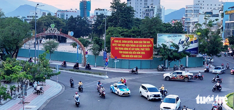 Nguyên nhân Cung Văn hóa thiếu nhi Khánh Hòa động thổ xong không “động thủ” xây - Ảnh 1. Khu đất dự án Cung Văn hóa thiếu nhi tỉnh Khánh Hòa ngay ngã sáu TP Nha Trang đang rào vây kín sau khi động thổ, không tiến hành xây dựng - Ảnh: PHAN SÔNG NGÂN