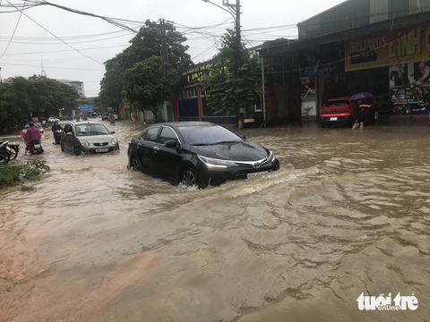 Mưa lớn kéo dài từ 9g30 sáng 5-8 khiến nhiều tuyến phố tại TP. Thái Nguyên ngập sâu - Ảnh: ĐỖ THẮNG Mưa lớn kéo dài từ 9h30 sáng 5-8 khiến nhiều tuyến phố tại TP Thái Nguyên ngập sâu - Ảnh: ĐỖ THẮNG