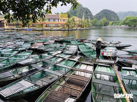Sớm đưa khu du lịch Tam Cốc - Bích Động hoạt động trở lại - Ảnh 1. Bến thuyền Tam Cốc - Bích Động vắng bóng người lái đò - Ảnh: QUANG THẾ