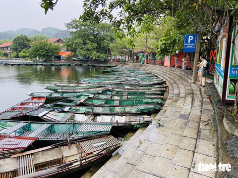 Sớm đưa khu du lịch Tam Cốc - Bích Động hoạt động trở lại - Ảnh 2. Gần một tháng nay, nhiều du khách đến Tam Cốc - Bích Động chưa được trải nghiệm ngồi đò tham quan danh thắng - Ảnh: QUANG THẾ