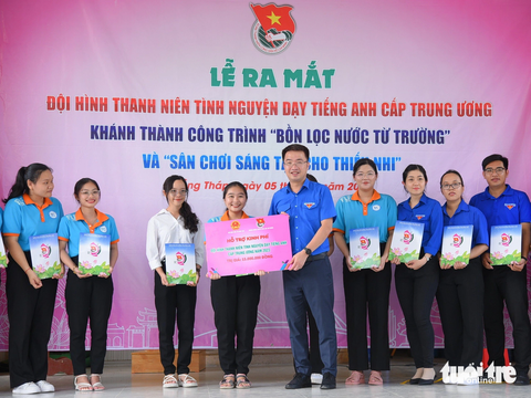 Kỳ nghỉ hồng cấp trung ương về với học sinh đất Sen hồng - Ảnh 1. Bí thư Trung ương Đoàn Nguyễn Tường Lâm trao tặng kinh phí cho đội thanh niên tình nguyện dạy tiếng Anh miễn phí cho học sinh - Ảnh: ĐẶNG TUYẾT