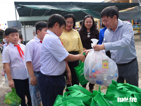 Kỳ nghỉ hồng cấp trung ương về với học sinh đất Sen hồng - Ảnh 2. Ông Phan Văn Thắng - phó bí thư Tỉnh ủy Đồng Tháp - tặng quà cho học sinh, phát động thu gom rác thải nhựa - Ảnh: ĐẶNG TUYẾT
