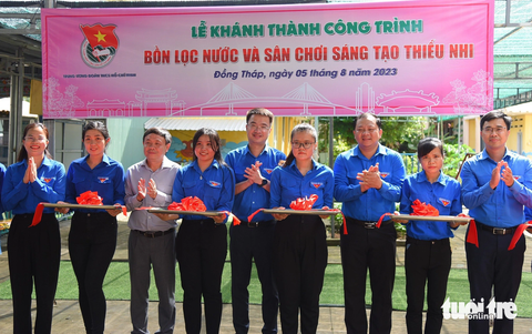Kỳ nghỉ hồng cấp trung ương về với học sinh đất Sen hồng - Ảnh 3. Đại biểu cắt băng khánh thành công trình bồn lọc nước và sân chơi sáng tạo cho thiếu nhi - Ảnh: ĐẶNG TUYẾT