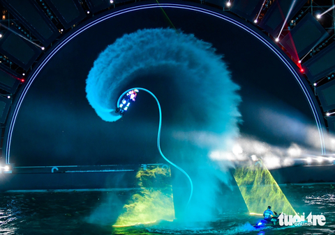Biểu diễn Fly board kết hợp ánh sáng nghệ thuật - Ảnh: QUANG ĐỊNH Biểu diễn flyboard kết hợp ánh sáng nghệ thuật - Ảnh: QUANG ĐỊNH