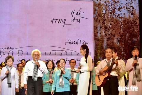 CLB truyền thống Thành Đoàn biểu diễn Hát trong tù của nhạc sĩ Tôn Thất Lập - Ảnh: T.T.D. CLB truyền thống Thành Đoàn biểu diễn "Hát trong tù" của nhạc sĩ Tôn Thất Lập - Ảnh: T.T.D.