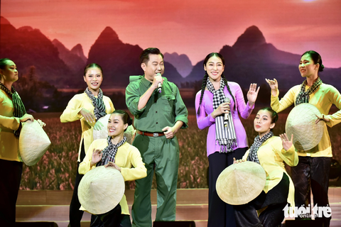 Quốc Đại và Cao Công Nghĩa song ca bài Đồng lúa reo - Ảnh: T.T.D. Quốc Đại và Cao Công Nghĩa song ca bài Đồng lúa reo - Ảnh: T.T.D.