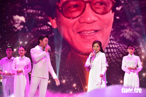 Thanh Ngọc và Lân Nhã biểu diễn Tình yêu mãi mãi - Ảnh: T.T.D. Thanh Ngọc và Lân Nhã biểu diễn Tình yêu mãi mãi - Ảnh: T.T.D.