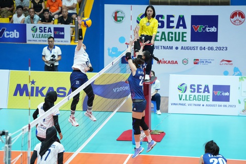 Đánh bại Indonesia, bóng chuyền nữ Việt Nam hẹn Thái Lan ở SEA V.League - Ảnh 3. Indonesia (áo trắng) không thể gây ra quá nhiều khó khăn cho đội chủ nhà - Ảnh: THU THẢO