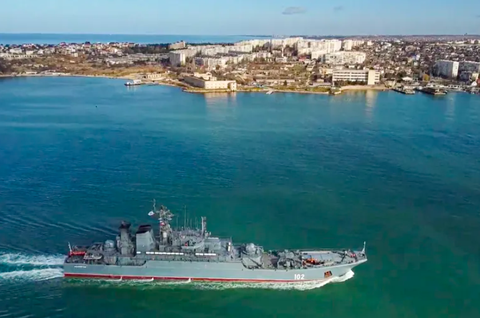 Ukraine cảnh báo 6 cảng Nga ở Biển Đen nằm trong 'khu vực có nguy cơ chiến tranh' - Ảnh 1. Tàu Kaliningrad của hải quân Nga tiến vào cảng Sevastopol ở Crimea trong ảnh chụp hồi năm 2022 - Ảnh: AP