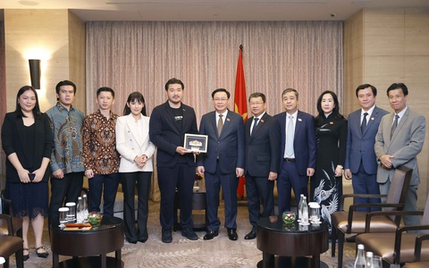 Khuyến khích doanh nghiệp Indonesia mở rộng đầu tư vào Việt Nam - Ảnh 2. Chủ tịch Quốc hội Vương Đình Huệ tặng quà, chụp ảnh cùng lãnh đạo Modena - Ảnh: Quochoi.vn