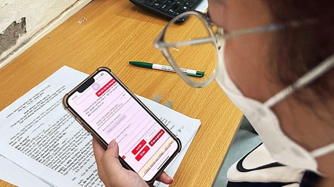 Xảy ra nhiều lỗi và quá nhiều bước trong việc đăng ký thường trú, tạm trú trực tuyến khiến người dân rất mệt mỏi - Ảnh: PHẠM TUẤN Xảy ra nhiều lỗi và quá nhiều bước trong việc đăng ký thường trú, tạm trú trực tuyến khiến người dân rất mệt mỏi - Ảnh: PHẠM TUẤN