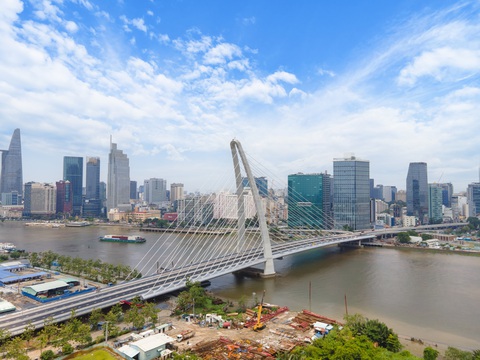 NHIỀU ĐIỂM DU LỊCH THÚ VỊ DỌC SÔNG SÀI GÒN - Ảnh 4. Đây chính là điểm hóng gió và ngắm nhìn thành phố lên đèn đẹp lung linh, hiện đại và năng động - Ảnh: MINH KHANG