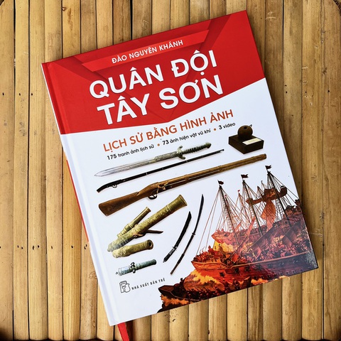 Cuốn sách của 'người con Bình Định yêu kính Quang Trung hoàng đế' - Ảnh 2. Bìa sách Quân đội Tây Sơn - Lịch sử bằng hình ảnh (Nhà xuất bản Trẻ)
