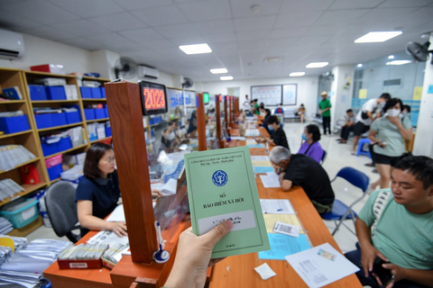 Người dân làm thủ tục tại Bảo hiểm xã hội quận Ba Đình, Hà Nội - Ảnh: NAM TRẦN Người dân làm thủ tục tại Bảo hiểm xã hội quận Ba Đình, Hà Nội - Ảnh: NAM TRẦN