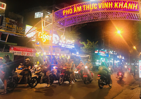 NHIỀU ĐIỂM DU LỊCH THÚ VỊ DỌC SÔNG SÀI GÒN - Ảnh 8. Những món ăn đặc sắc của TP.HCM đều có thể tìm thấy ở đây, đặc biệt là ốc - Ảnh: MINH HUYỀN
