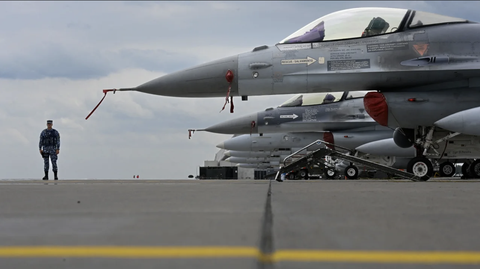 Kế hoạch huấn luyện F-16 cho Ukraine gặp khó vì tiếng Anh - Ảnh 1. Các tiêm kích F-16 của Bồ Đào Nha và Romania trên sân đỗ khi được huy động tập trận hôm 4-7-2023 - Ảnh: AFP