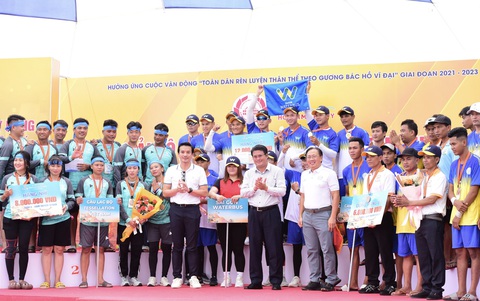 Lễ hội Sông nước TP.HCM: Đoàn TP ‘ôm’ nhiều giải - Ảnh 1. Đội Sài Gòn Waterbus giành vị trí nhất toàn đoàn hạng B giải đua thuyền mở rộng nằm trong chuỗi Lễ hội Sông nước TP.HCM - Ảnh: DUYÊN PHAN