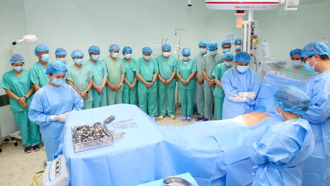 Cuộc hồi hương cuối cùng đặc biệt của người hiến tạng cứu 5 người - Ảnh 1. Các bác sĩ ở Huế cúi đầu tiễn biệt và cảm ơn hành động hiến tạng cứu người cao đẹp của anh L.V.H. và gia đình - Ảnh: THƯỢNG HIỂN