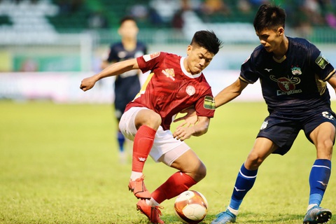 Đánh bại Hoàng Anh Gia Lai, CLB TP.HCM gần như trụ hạng ở V-League - Ảnh 3. Hoàng Anh Gia Lai (phải) tỏ ra bất lực trước sự quyết tâm của cầu thủ CLB TP.HCM - Ảnh: CAO TOÀN