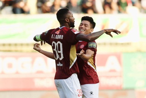 Đánh bại Hoàng Anh Gia Lai, CLB TP.HCM gần như trụ hạng ở V-League - Ảnh 1. Hoàng Vũ Samson (trái) ăn mừng bàn thắng giúp CLB TP.HCM đánh bại Hoàng Anh Gia Lai - Ảnh: CAO TOÀN