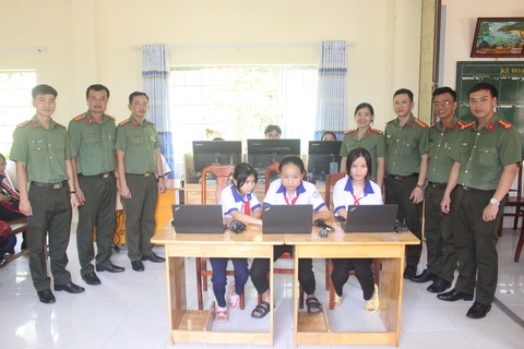 ‘Phòng máy tính cho em’: Nơi chấp cánh tri thức cho học sinh nghèo xứ đảo Kiên Giang - Ảnh 2. Các em học sinh ở Trường THCS An Sơn vui vẻ thao tác trên laptop để tìm kiếm tài liệu học tập - Ảnh: QUỐC TRƯƠNG