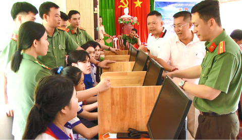 ‘Phòng máy tính cho em’: Nơi chấp cánh tri thức cho học sinh nghèo xứ đảo Kiên Giang - Ảnh 1. 5 chiếc máy vi tính để bàn được Đoàn thanh niên Công an tỉnh Kiên Giang lắp đặt ở Trường THCS An Sơn, phục vụ cho các em học sinh học tập - Ảnh: QUỐC TRƯƠNG