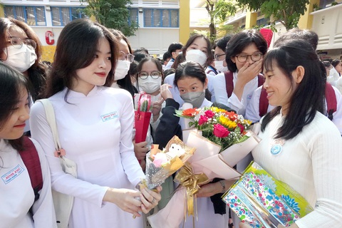 Giáo viên đã thiếu lại còn nghỉ việc nhiều - Ảnh 1. Học sinh Trường THPT Bình Phú, quận 6, TP.HCM tặng hoa và quà chúc mừng cô giáo nhân Ngày Nhà giáo Việt Nam 20-11 - Ảnh: NHƯ HÙNG
