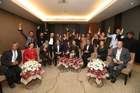 Đêm tối rực rỡ giành giải nữ phụ, Bi Rain nhận cảm hứng ASEAN - Ảnh 5. Ban tổ chức, ban giám khảo Liên hoan phim quốc tế ASEAN cùng đại diện những bộ phim thắng giải trong buổi họp báo sau lễ trao giải - Ảnh: BTC