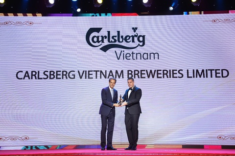 Carlsberg Việt Nam lấy ‘nhân sự’ làm trọng tâm để phát triển - Ảnh 1. Tổng giám đốc Carlsberg Việt Nam - Onno Rombouts nhận giải thưởng