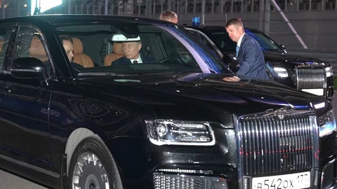 Tổng thống Nga đề nghị quan chức sử dụng ô tô nội địa - Ảnh 1. Tổng thống Vladimir Putin trên chiếc Aurus Senat, được xem là "Rolls-Royce của người Nga". Chiếc ô tô nội địa này cũng được chọn để làm "xe tổng thống" - Ảnh: Drive