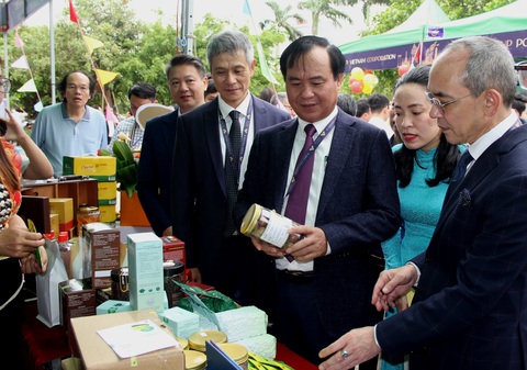 ‘Gặp gỡ Thái Lan’: Cơ hội của Quảng Trị - Ảnh 1. Ông Võ Văn Hưng - chủ tịch UBND tỉnh Quảng Trị giới thiệu với đoàn Đại sứ quán Thái Lan những sản phẩm đặc trưng được sản xuất tại Quảng Trị - Ảnh: Q.NAM