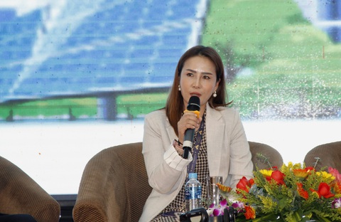 ‘Gặp gỡ Thái Lan’: Cơ hội của Quảng Trị - Ảnh 2. Bà Krittiya Petsee - chuyên gia cao cấp về phân tích chính sách và kế hoạch, Trưởng phòng hợp tác quốc tế chiến lược, Ban Quan hệ quốc tế Bộ Năng lượng Thái Lan tham gia đối thoại tại hội nghị - Ảnh: Q.NAM