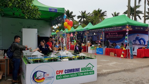 ‘Gặp gỡ Thái Lan’: Cơ hội của Quảng Trị - Ảnh 3. Không gian trưng bày sản phẩm của Thái Lan và Việt Nam xung quanh hội nghị “Gặp gỡ Thái Lan” - Ảnh: Q.NAM