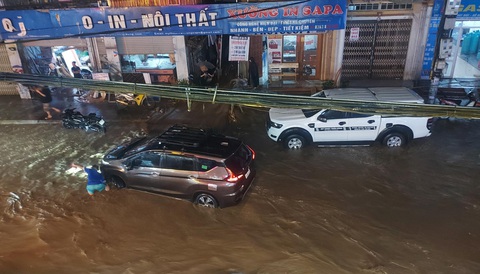 Sa Pa lại ngập lụt cục bộ, tràn ngập bùn đất sau mưa lớn - Ảnh 3. Mưa lớn, lượng nước dồn về nhanh khiến hệ thống cống không tiêu thoát kịp - Ảnh: A.HÙNG